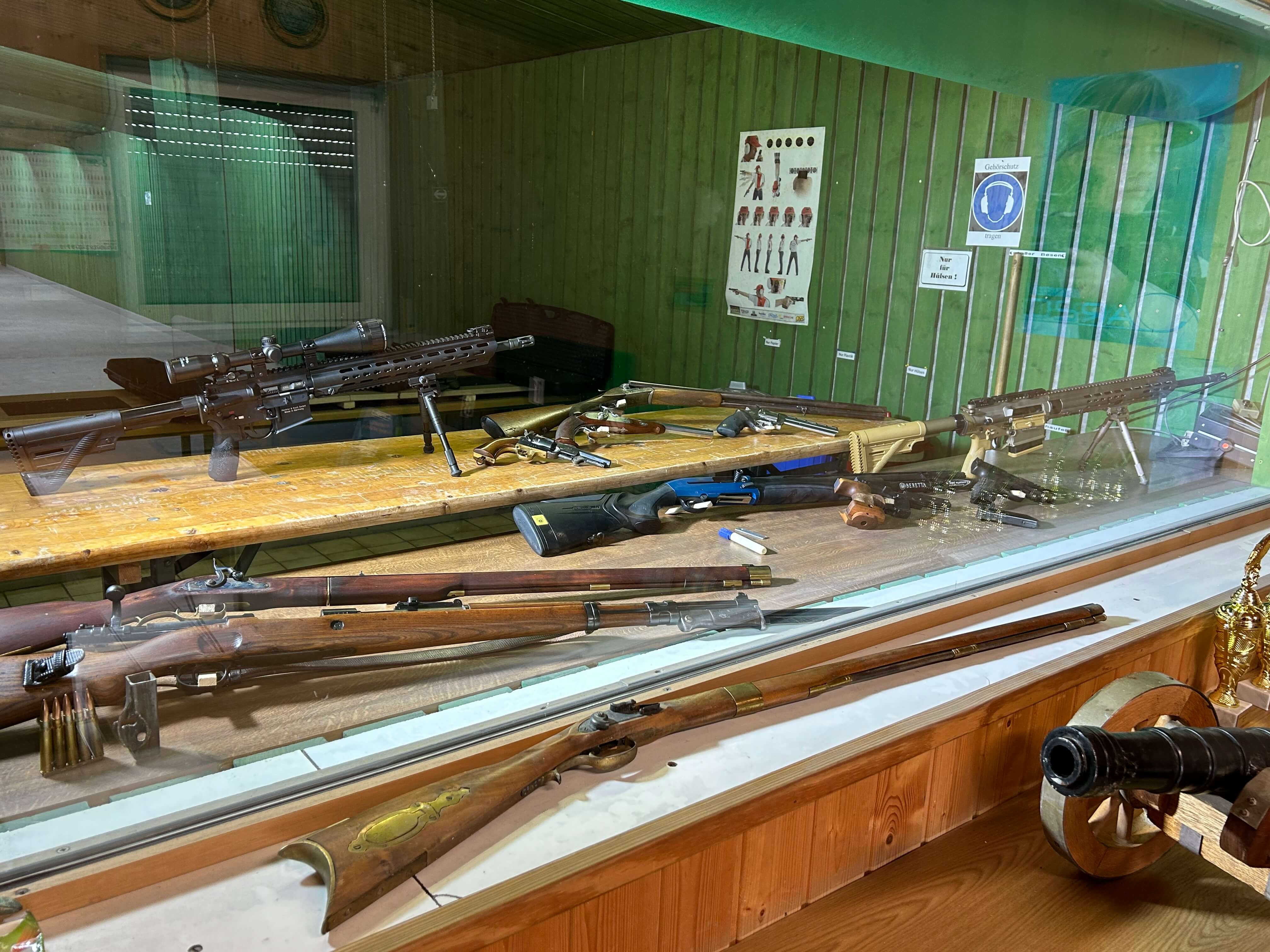 Schützen vor Stand Fischerfestpokal
